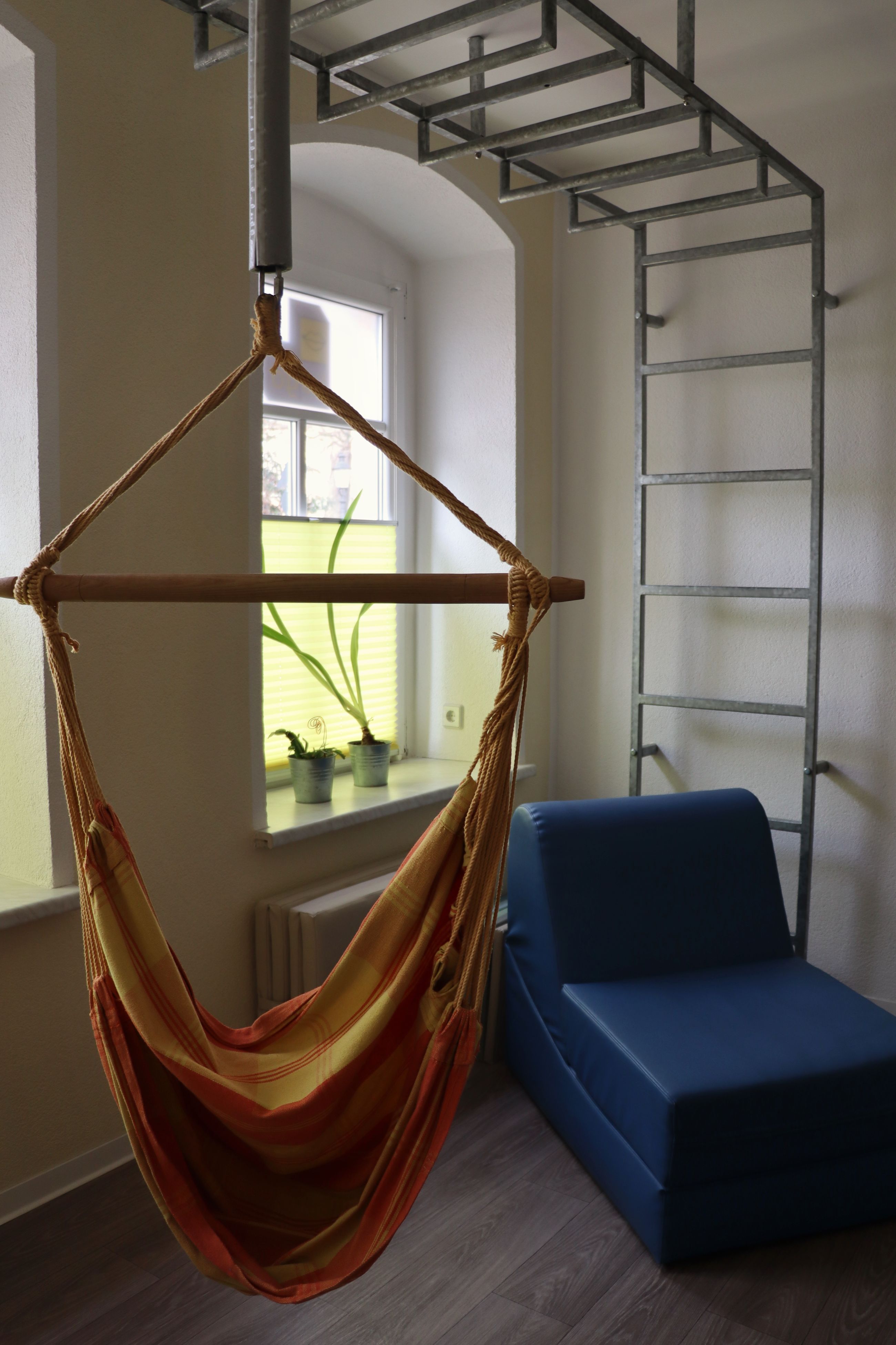 Therapieraum mit Klettergerüst und Schaukel für die Padovan-Therapie